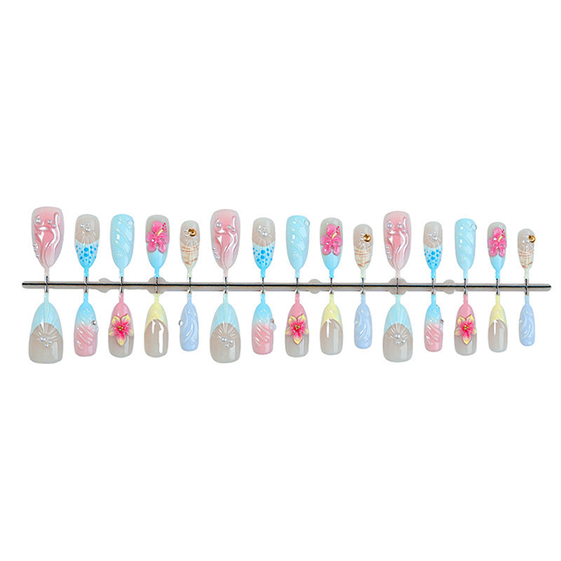Kunstnagelset mit floralen und glamourösen Designs Brehn