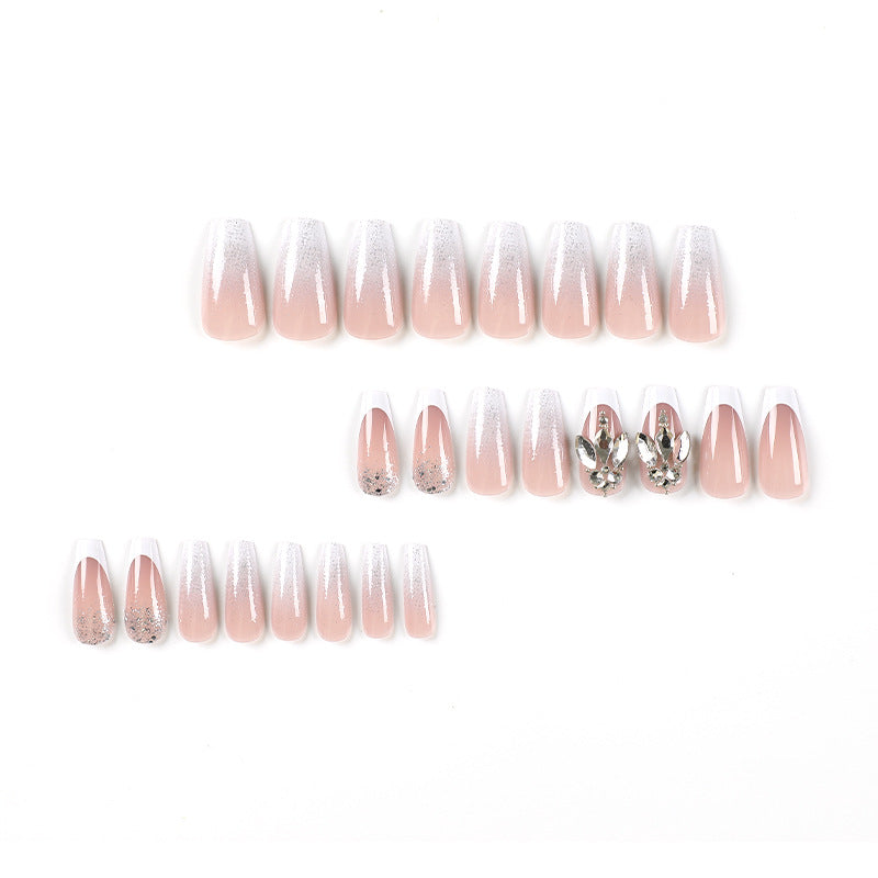 Kunstvolle Nagelkunst mit Glitzer- und Schmuckdetails Brehn