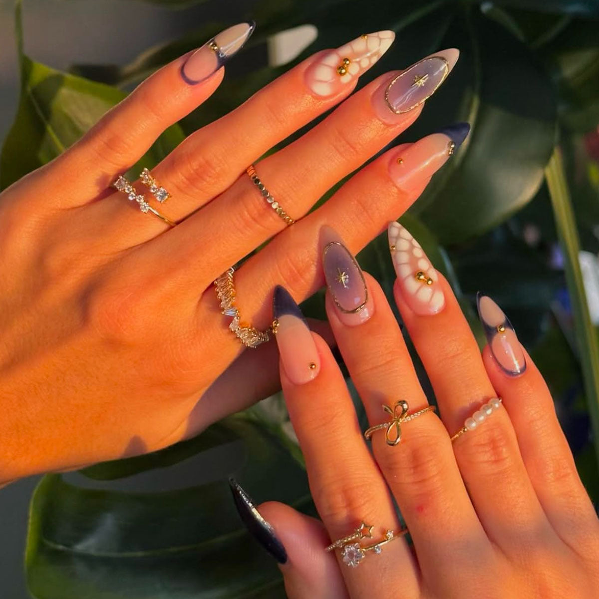 Premium Künstlerische Stiletto Press-On Nägel mit Goldakzenten Brehn