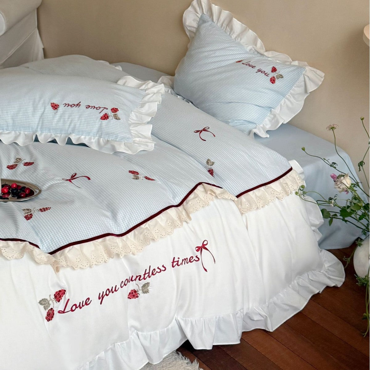 Bettwäsche-Set aus atmungsaktivem Baumwollmix mit Volant und Blumen-Schleifen-Stickerei