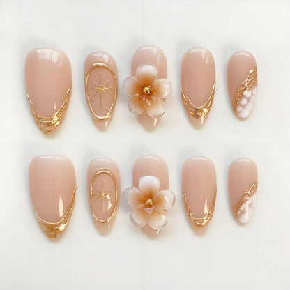 Kunstnagelset mit eleganten Blumen- und Goldverzierungen Brehn