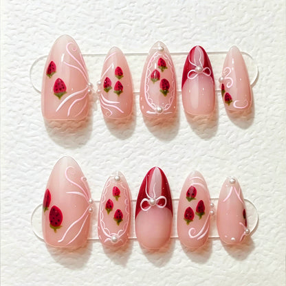 Kunstnagelset mit romantischen Erdbeer- und Schleifenmotiven Brehn