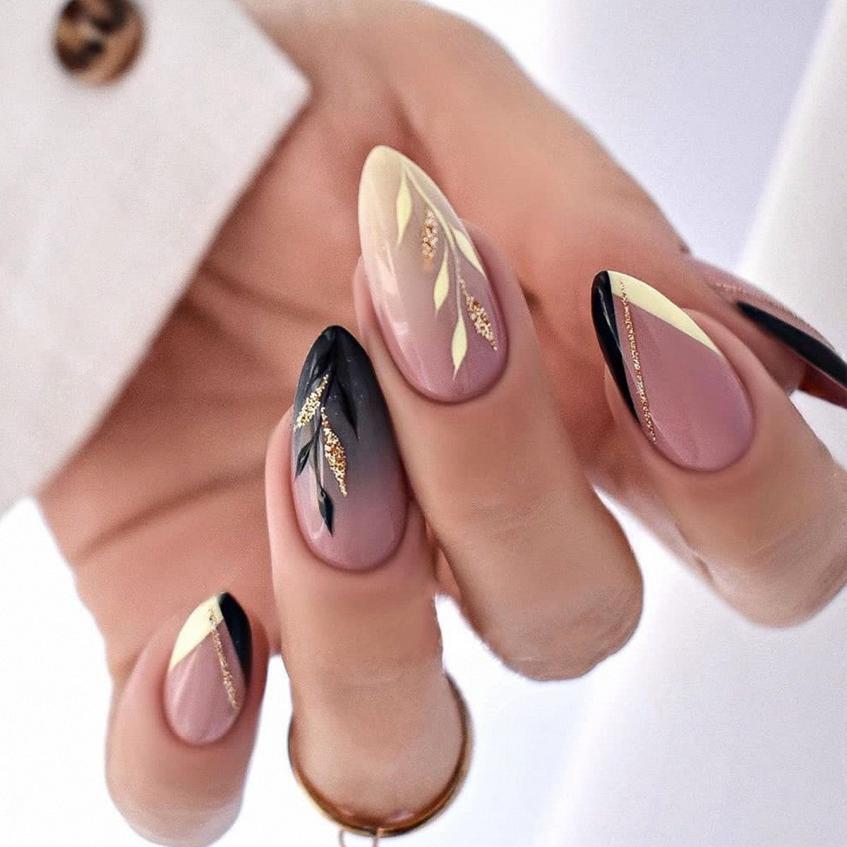 Kreatives Kunstnagelset mit Leopardenmuster und Glitzerakzenten Brehn