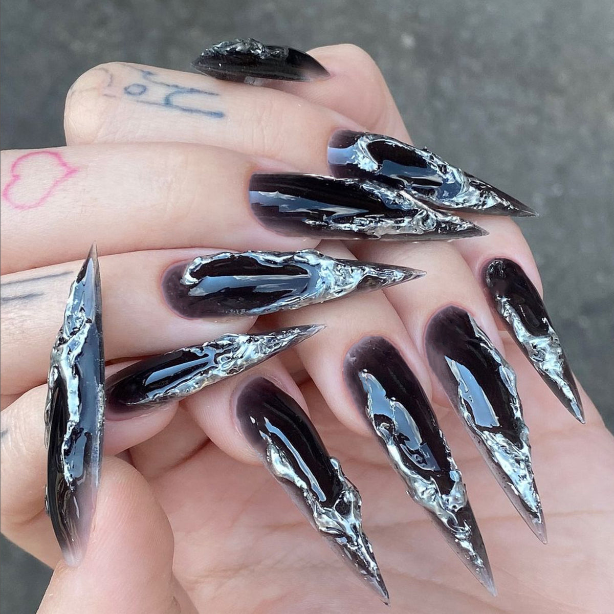 Kunstvolle Stiletto-Nägel mit modernem Metall-Effekt Brehn
