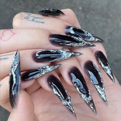 Kunstvolle Stiletto-Nägel mit modernem Metall-Effekt Brehn