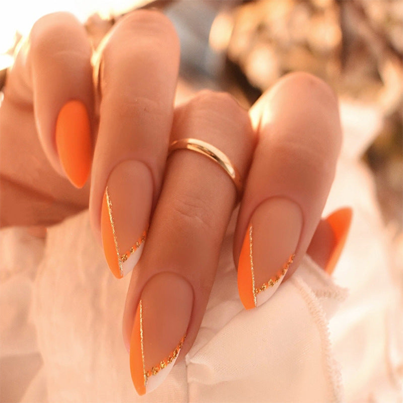 Kunstnagelset mit elegantem mattierten Finish und goldenen Akzenten Brehn