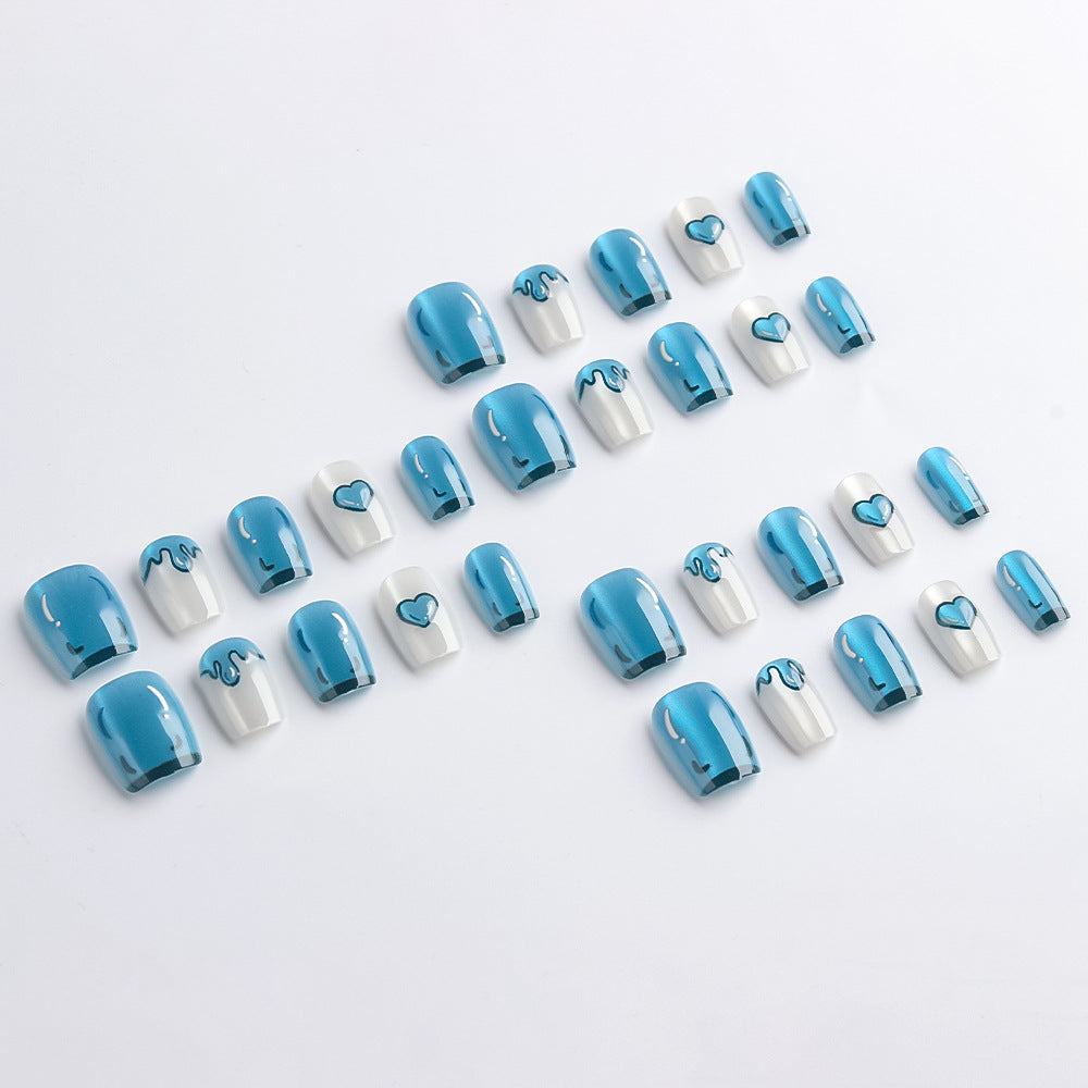 Künstlerisches Press-On-Nagelset mit Herzdesigns Brehn