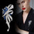 Exquisite Brosche mit Funkelnden Zirkonia und Blauen Edelsteinen Brehn