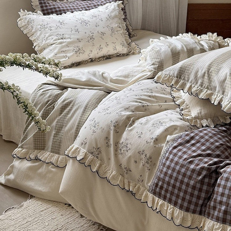 Patchwork-Bettgarnitur im Vintage-Landhausstil mit Volant und Spitzenkante