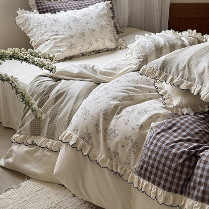 Patchwork-Bettgarnitur im Vintage-Landhausstil mit Volant und Spitzenkante