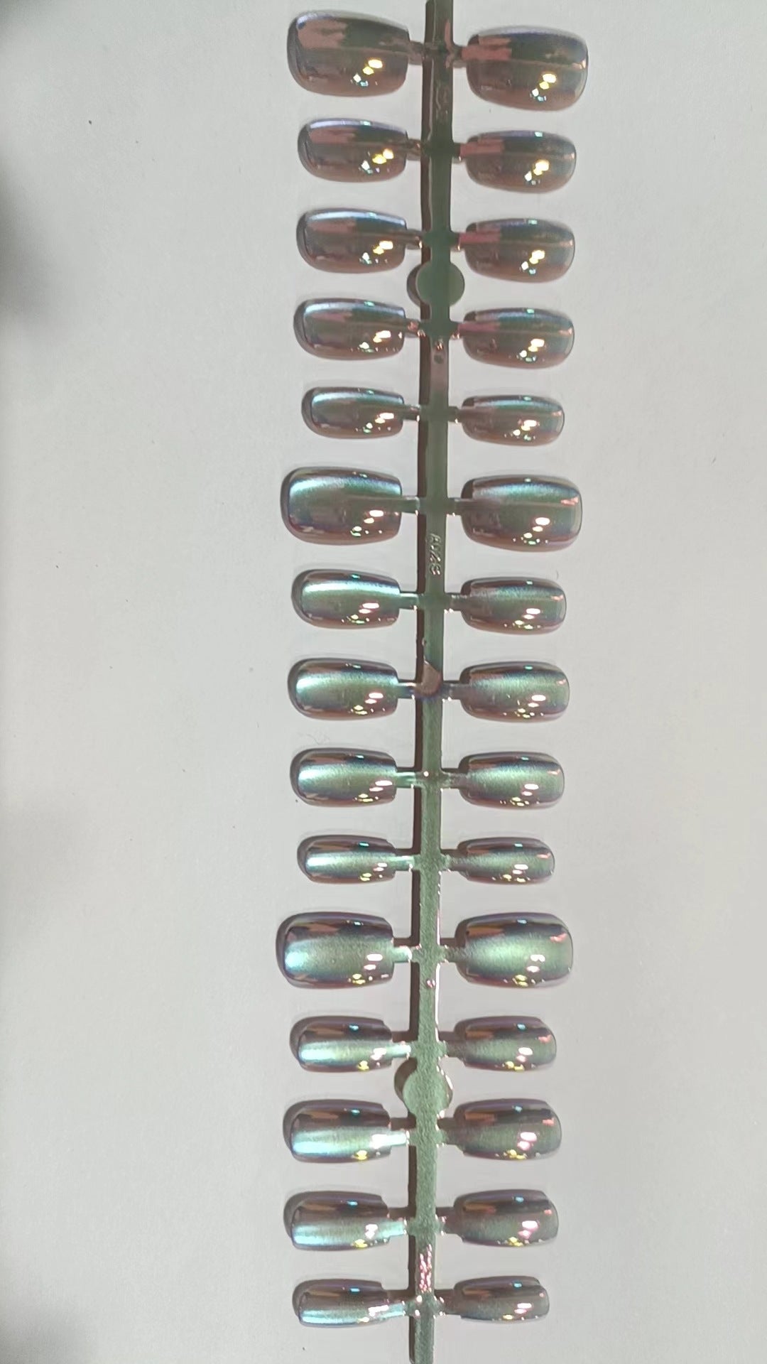 Iridescent Press-On Nail Art Set Brehn