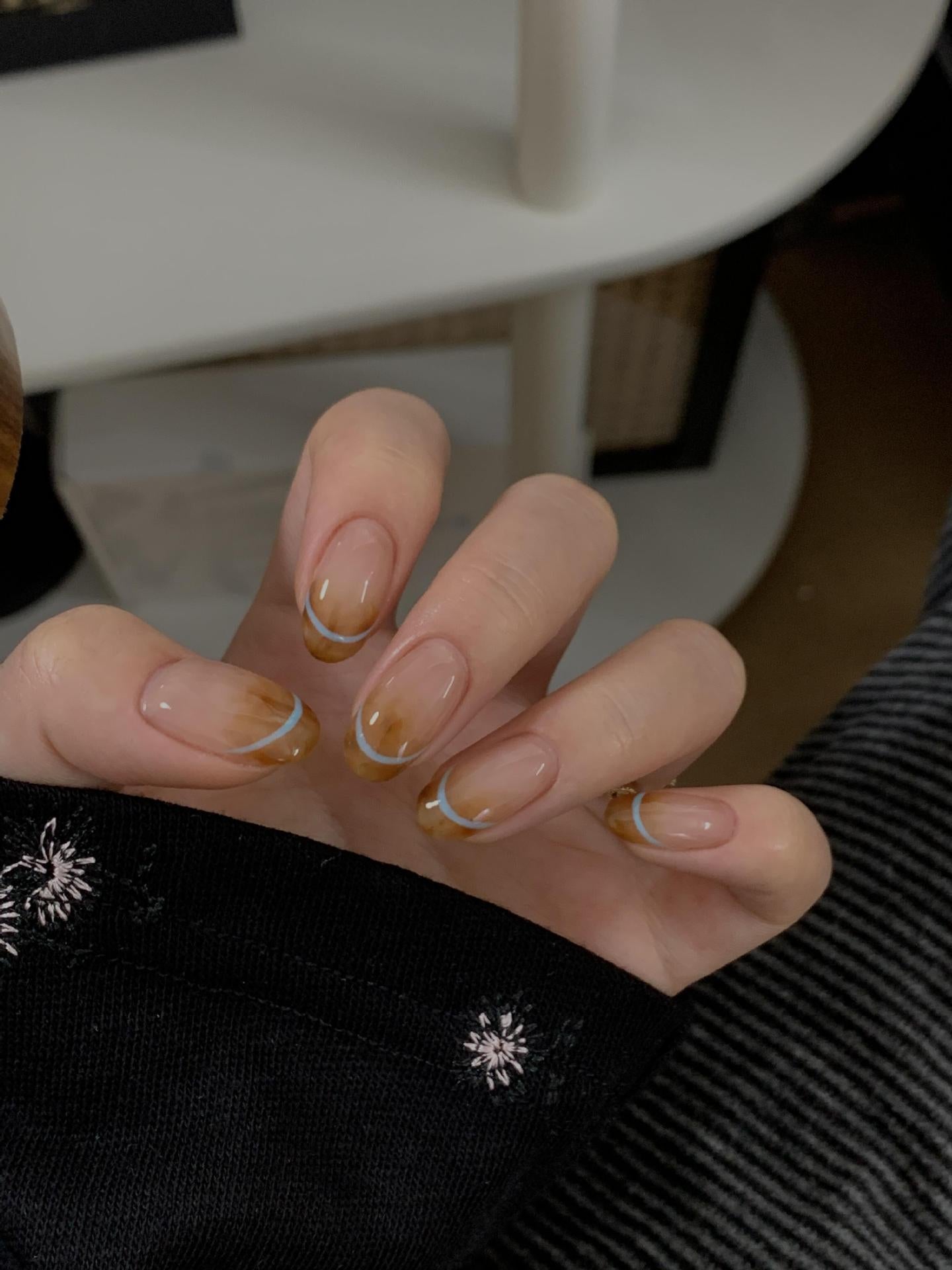 Kunstnägel mit Modernem French-Maniküre Design Brehn