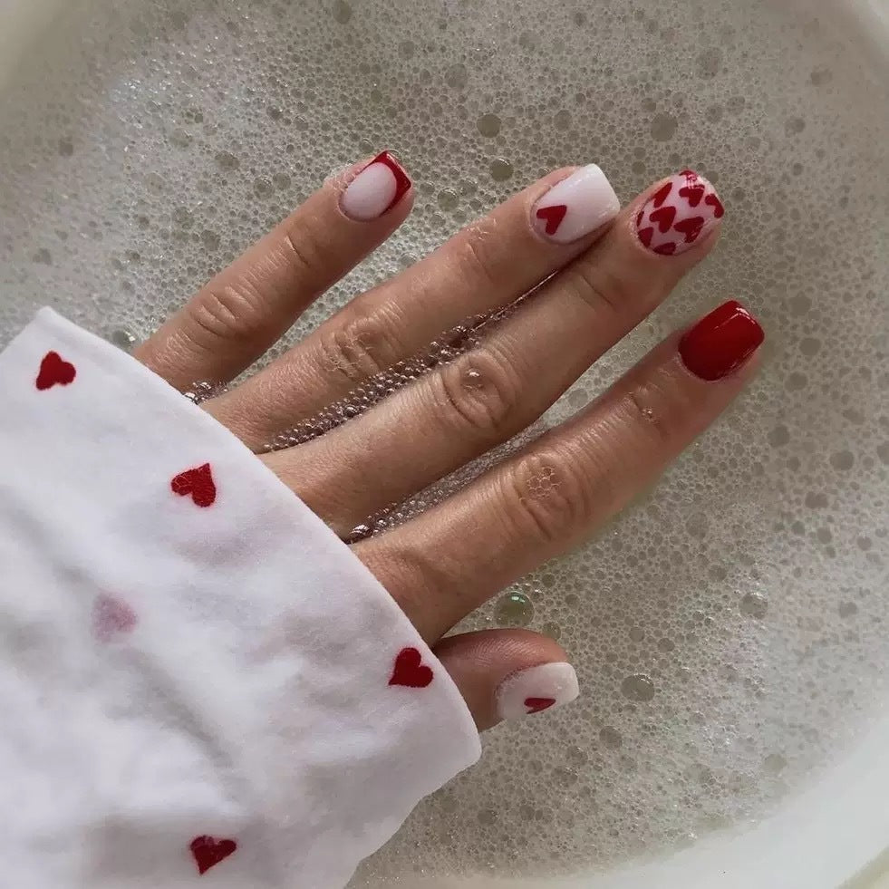 Kunstnagelset mit romantischen Herzmotiven und elegantem Glanz Brehn
