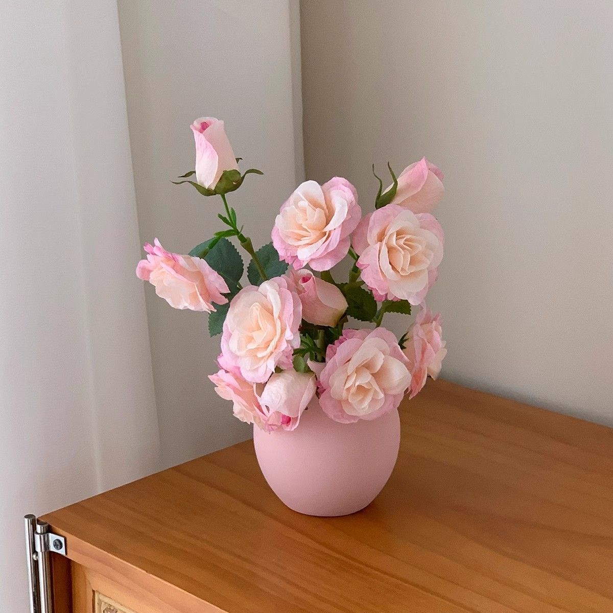 Lebensechte dekorative Blumengesteck