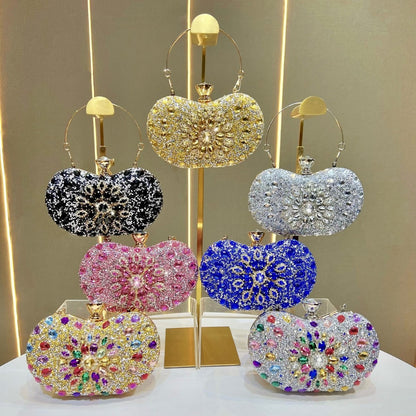 Aufwändige, mit Kristallen verzierte Abend-Clutch