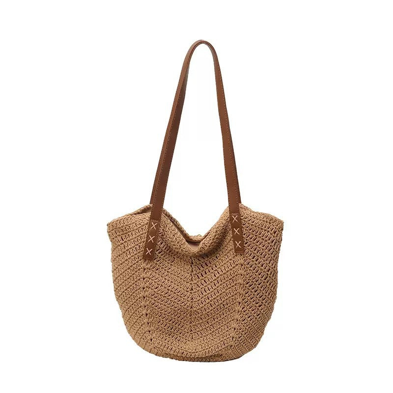 Handgefertigte Strandtasche Aus Natürlichem Material mit Dekorativen Lederakzenten Brehn