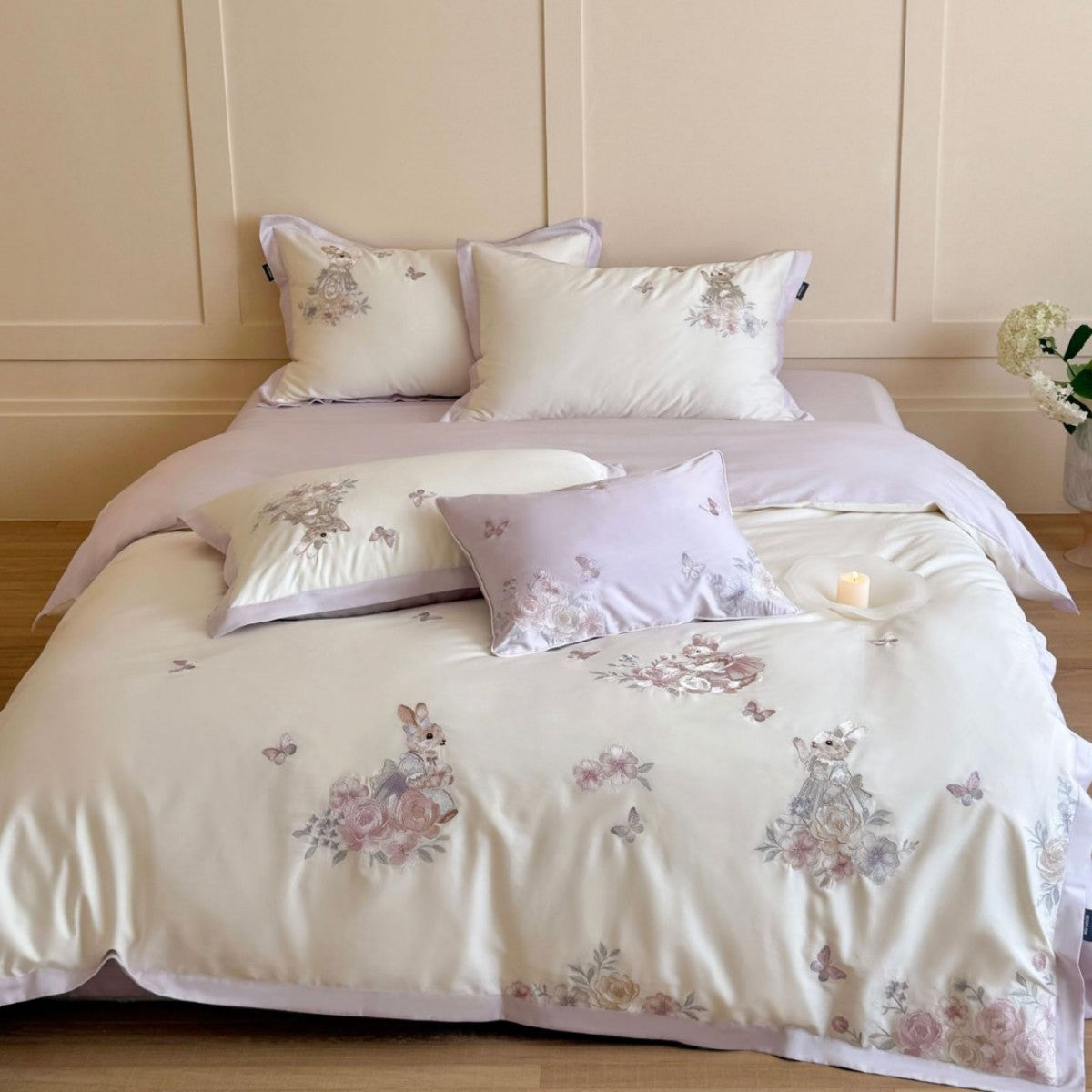 Feinbesticktes Bettwäsche-Set mit floralen Motiven und Tierapplikationen