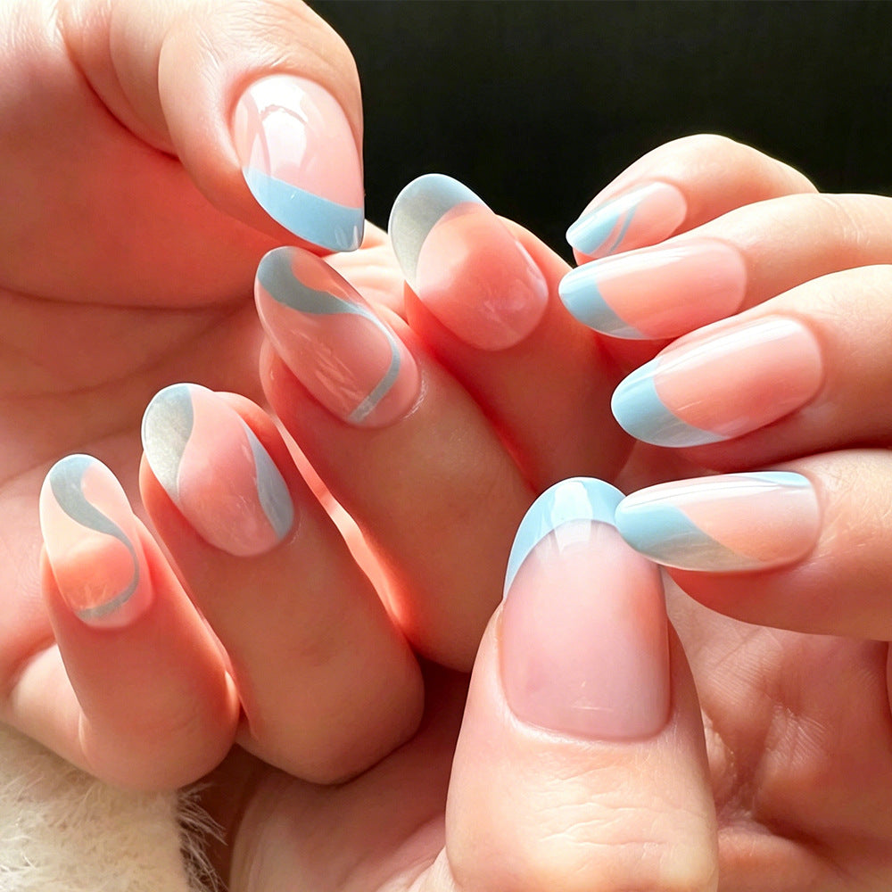 Künstlerisches French Tip Nageldesign Brehn