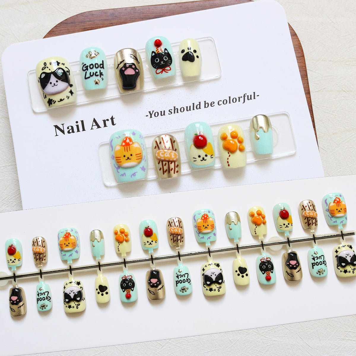Verspielt tierisches Press-On Nagelkunst