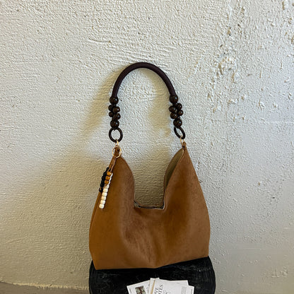 Stylische Hobo-Handtasche mit Perlenriemen