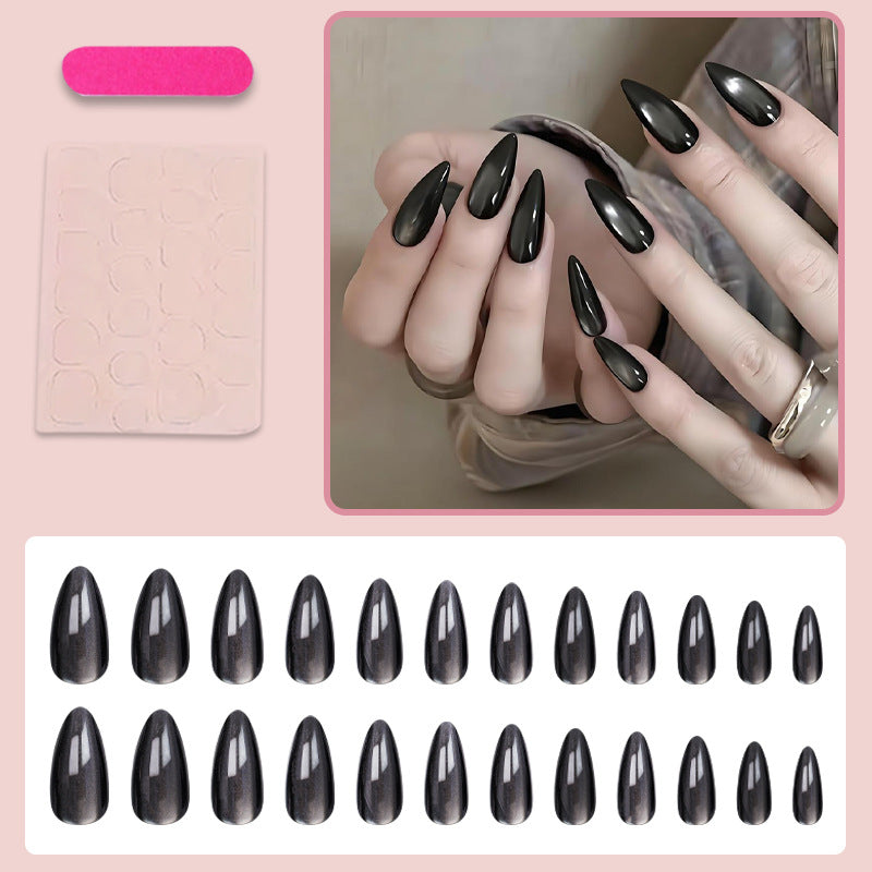 Kunstnagelset mit eleganten spitzen Formen und hochglänzendem Finish Brehn
