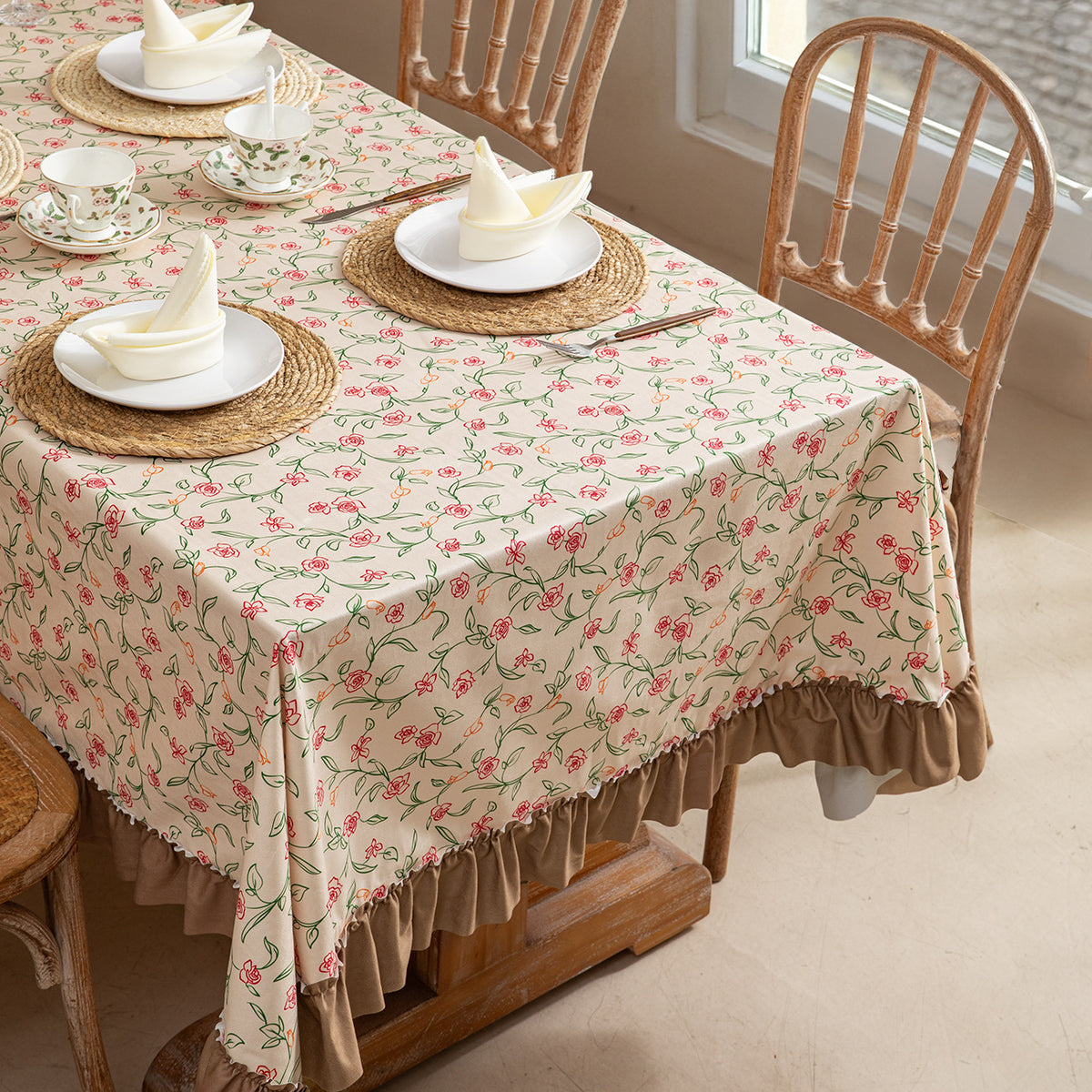 Tischdecke mit floraler Vintage-Print‑Optik und gerafftem Volant Brehn