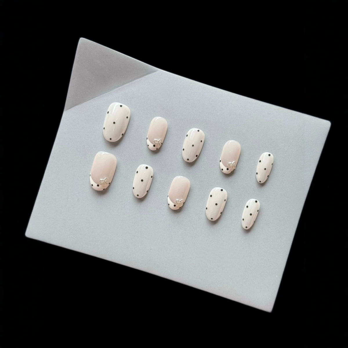 Dekoratives Press-On-Nagelset mit elegantem Punktemuster