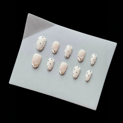 Dekoratives Press-On-Nagelset mit elegantem Punktemuster