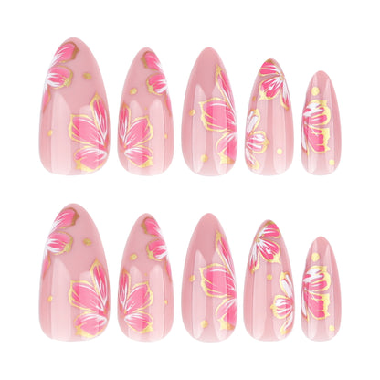 Kunstvolle Nagelkunst mit eleganten Blütenmotiven und Goldakzenten Brehn