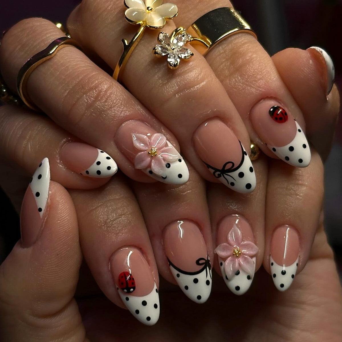 Künstliche Nagelkunst mit Floralen und Verspielten Akzenten Brehn