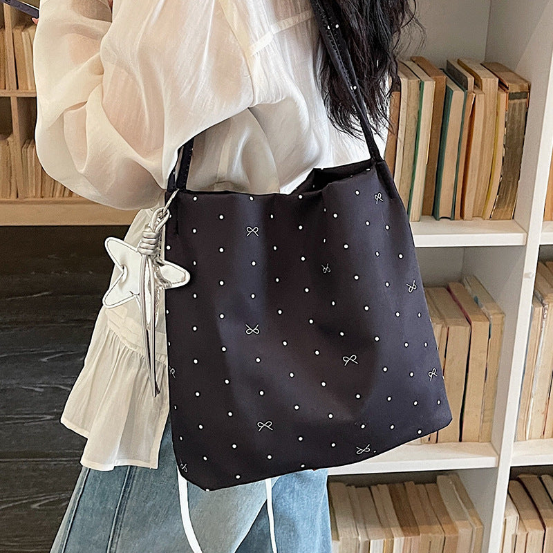Lässige gepunktete Schultertasche