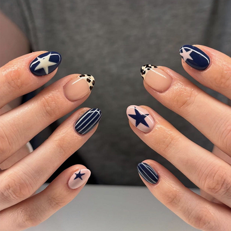 Kunstnagelset mit zarten Rosenakzenten Brehn