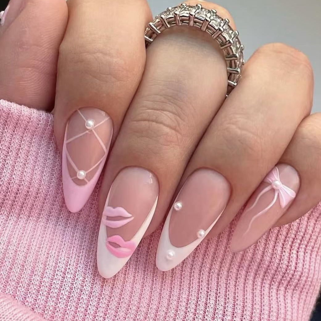 Künstlerisches Press-On Nagelset mit Kiss und Bow Design Brehn