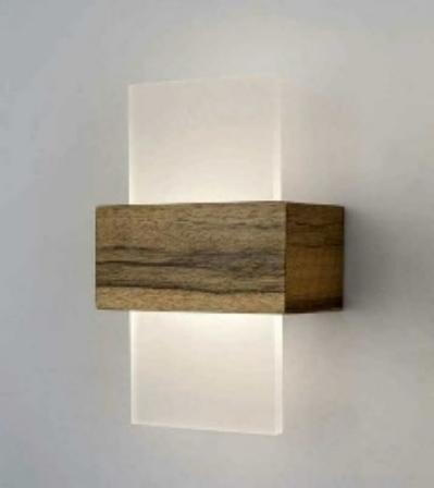 Moderne Wandlampe aus Holz
