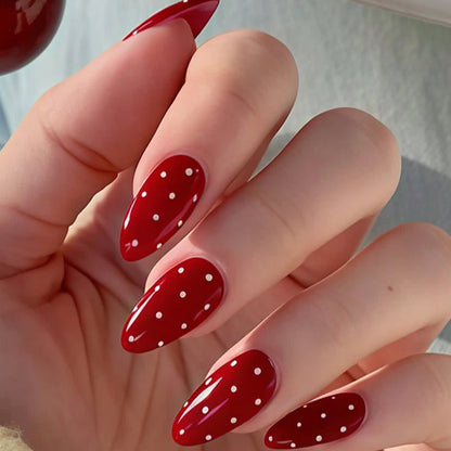 Glänzende Polka-Dot-Stiletto-Nagelkunstverlängerungen Brehn