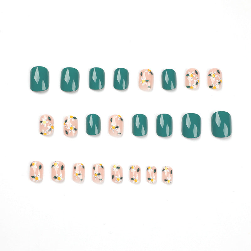 Kunstvolle Nagelkunst mit zarten Blumendesigns Brehn