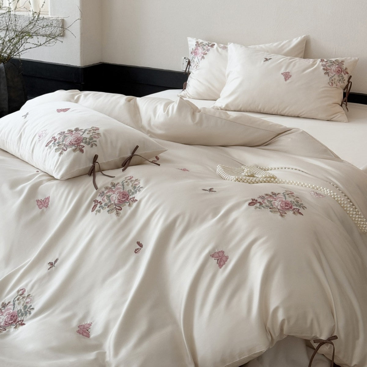 Feinsatin-Bettwäsche-Set mit floraler Stickerei, Bindebändern und feiner Steppstruktur Brehn