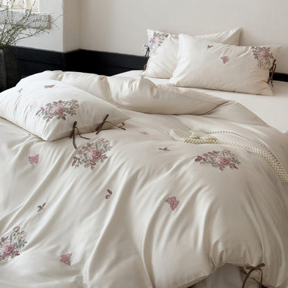Feinsatin-Bettwäsche-Set mit floraler Stickerei, Bindebändern und feiner Steppstruktur Brehn