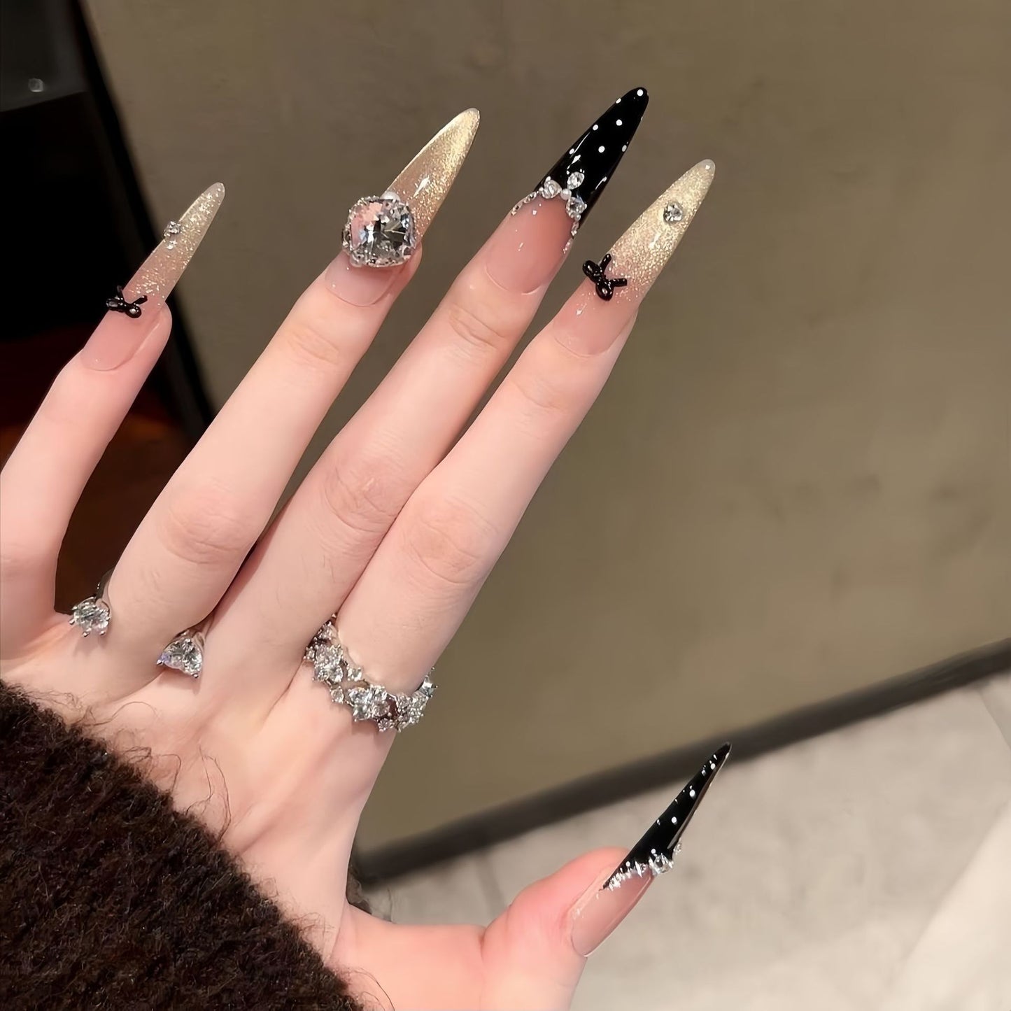 Elegante mit Kristallen verzierte Stiletto-Presse-Nägel Brehn