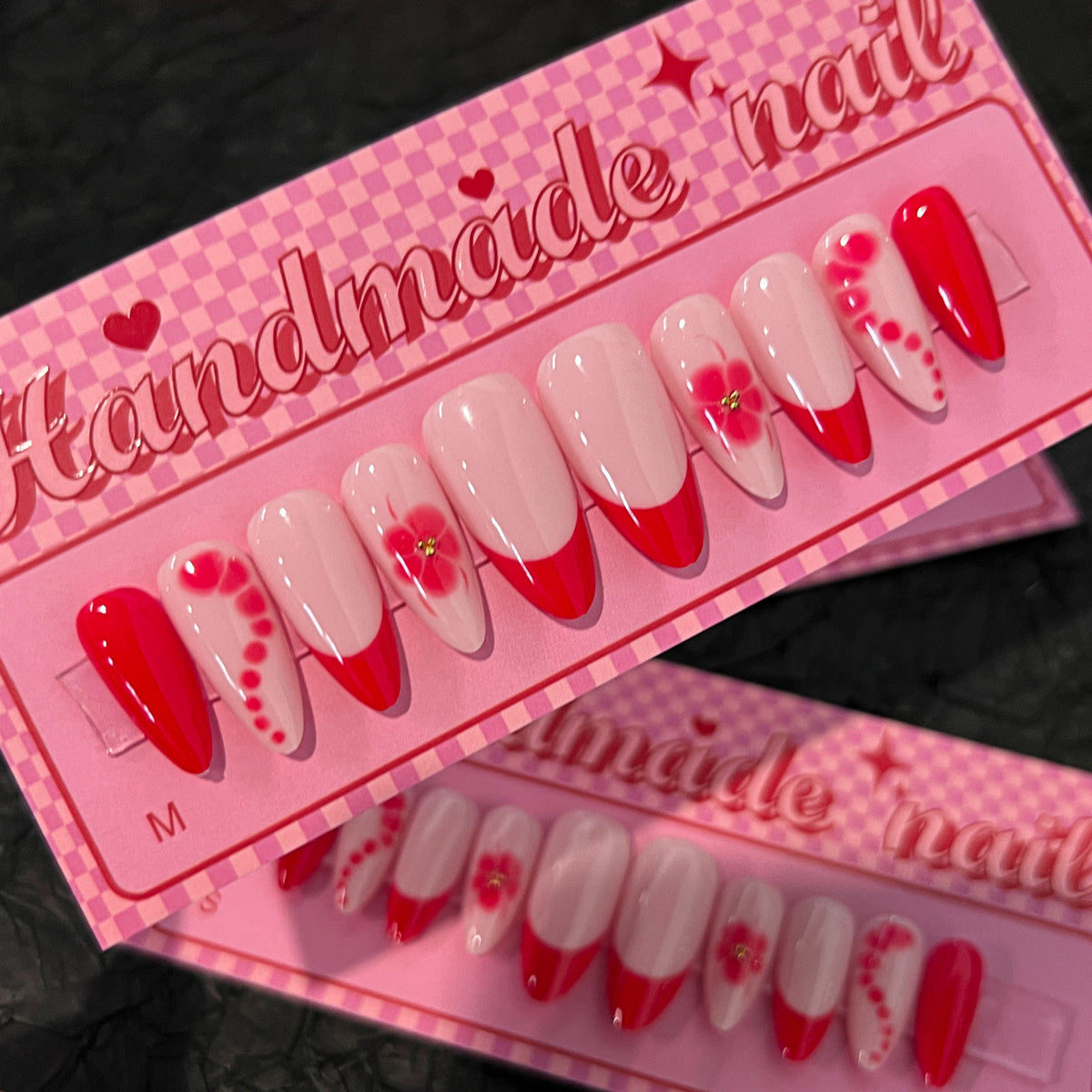 Kunstvolle Acryl-Nägel mit floralem Design und trendigen Farben Brehn