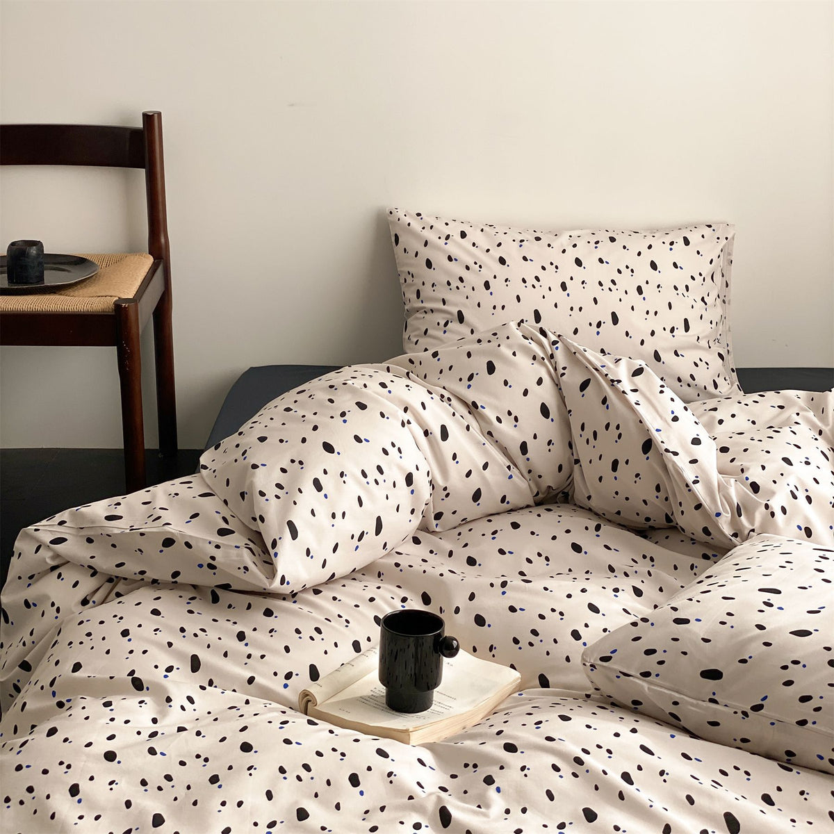 Wendbares Mako-Baumwoll-Satin-Duvetbezug-Set mit minimalistischer Punkte-Terrazzo-Optik