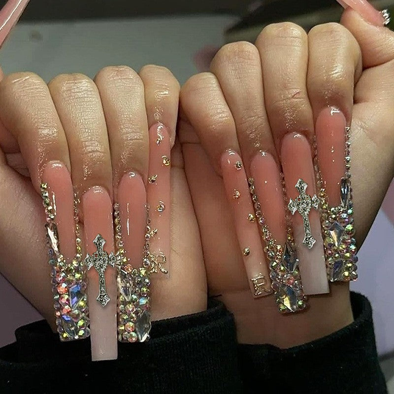 Glamouröses Kunstnagelset mit funkelnden Strass- und Kreuzverzierungen Brehn