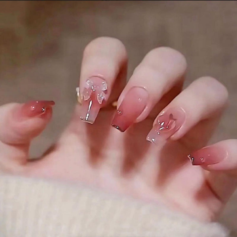 Elegantes Nageldesign mit Perlenverzierung Brehn