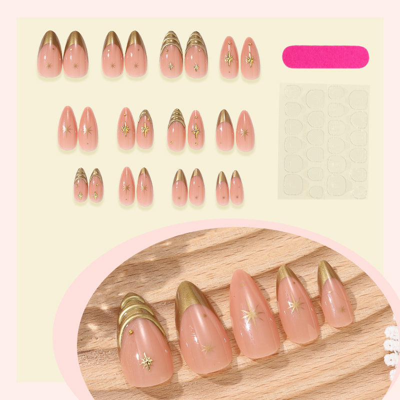 Kunstnagelset mit eleganten goldenen Akzenten und funkelnden Sternen Brehn
