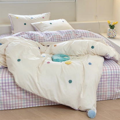 Bestickte Pastell-Punkt reversible Betthüllen-Set mit Pom-Pom-Ecken