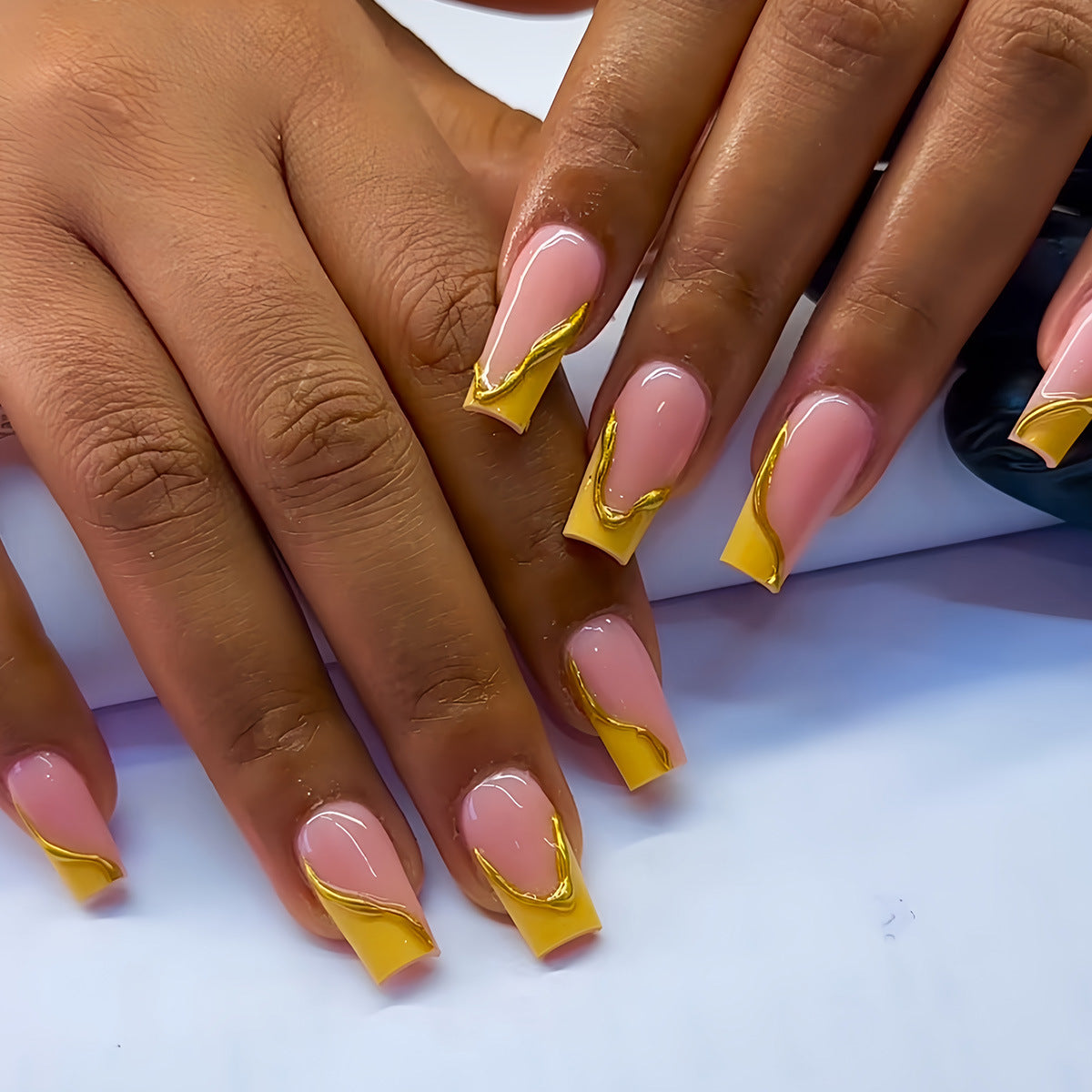 Elegante Acryl Französische Spitze Drucknägel mit goldenen Details Brehn