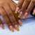 Elegante Acryl Französische Spitze Drucknägel mit goldenen Details Brehn