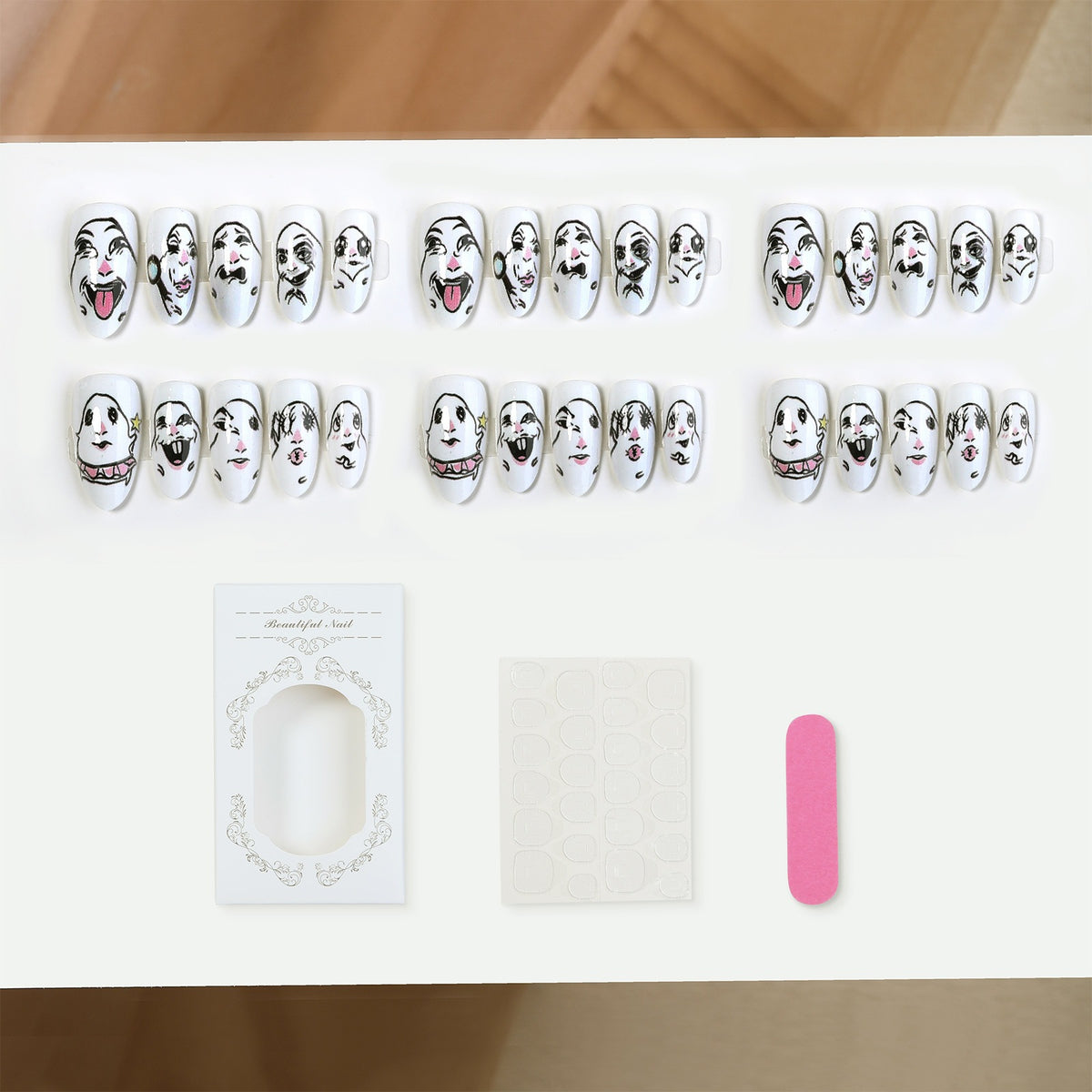 Kreatives Kunstnagelset mit Gesichtsmotiven Brehn