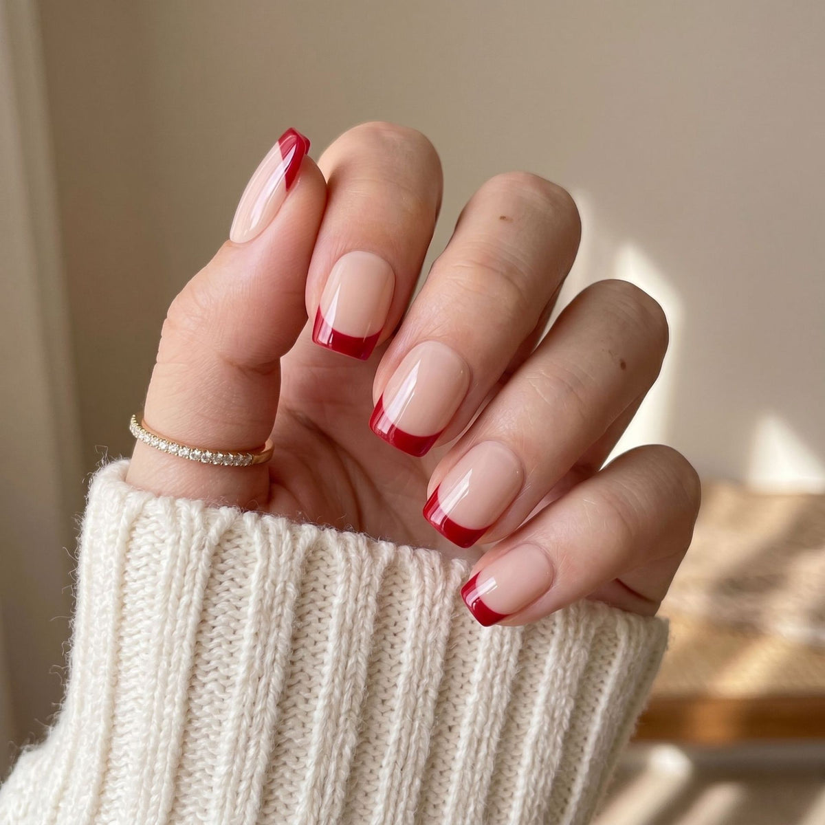 Französische Tip-Nagelkunst mit eleganten roten Akzenten Brehn