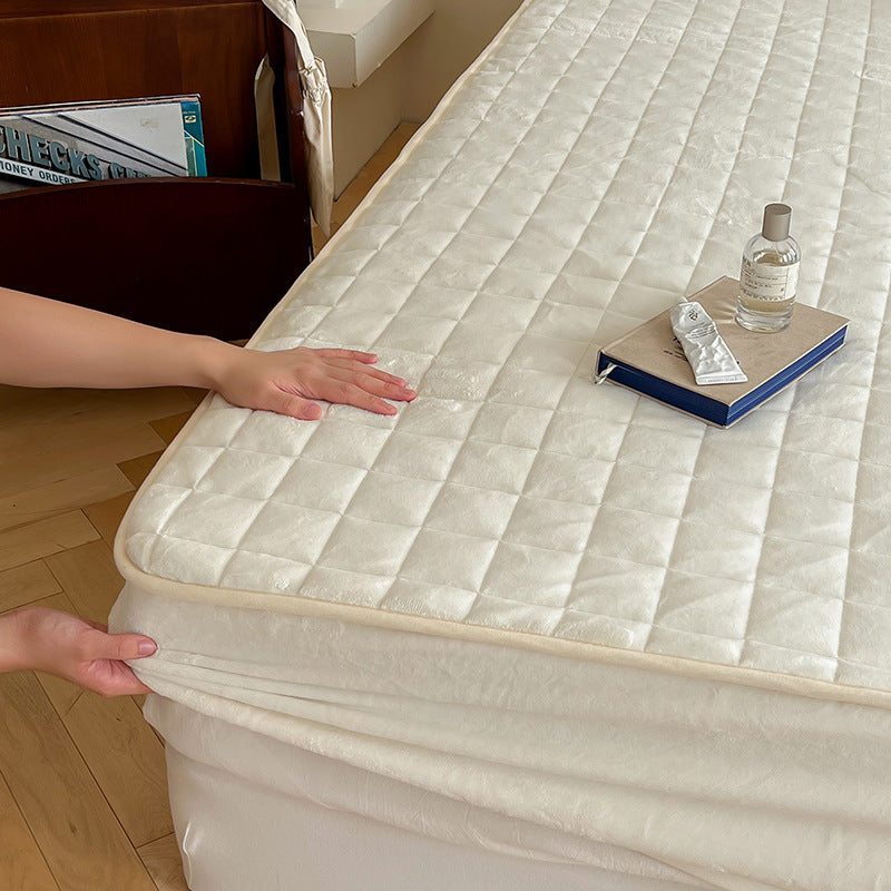 Gesteppter Matratzentopper mit Rundumgummi und weichem Samtbezug